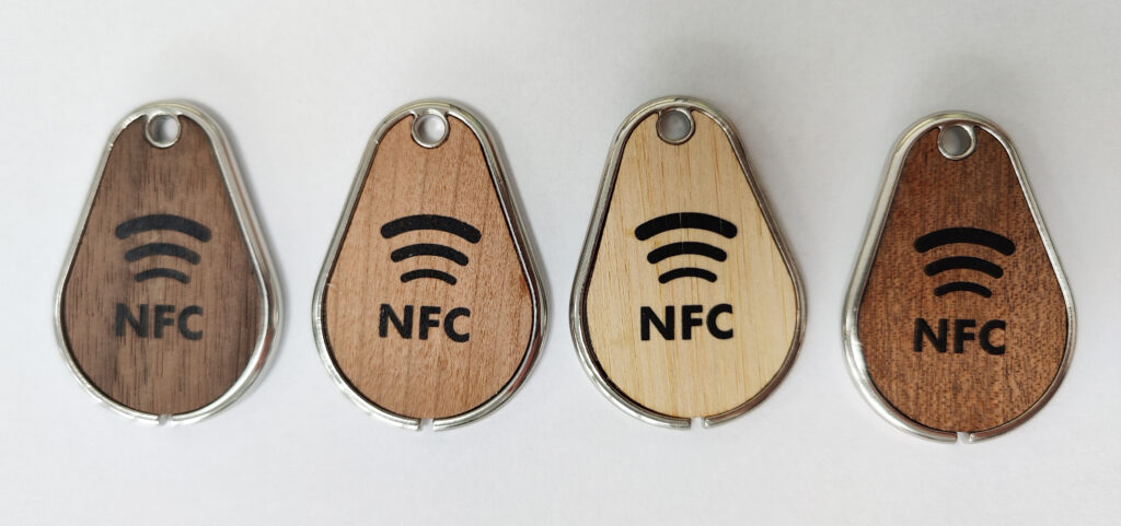 Llavero NFC Woky de madera